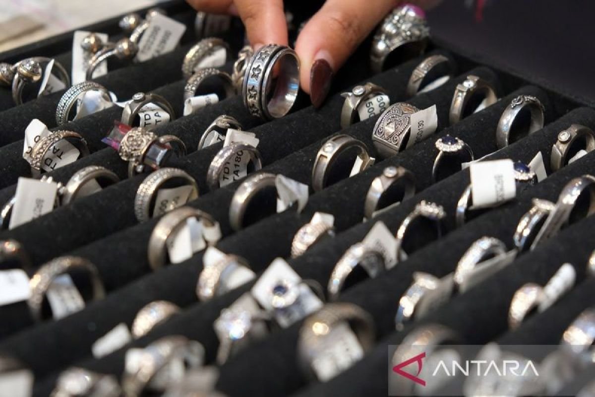 Panduan Investasi Perak bagi Pemula: Strategi Aman Diversifikasi Aset, Alternatif Emas? Panduan Investasi Perak bagi Pemula: Strategi Aman Diversifikasi Aset, Alternatif Emas?